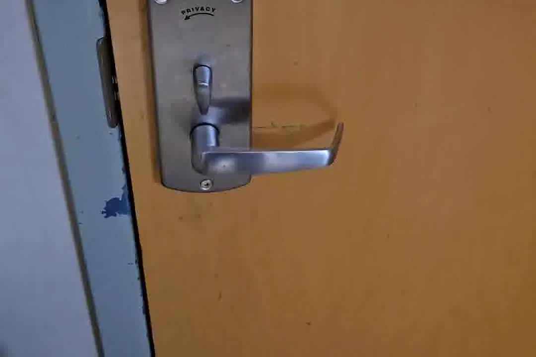 Lever handle lock on an interior door